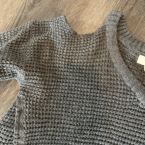 Umgee waffle knit cold shoulder fringed sweater in charcoal. - Picture 3 of 4